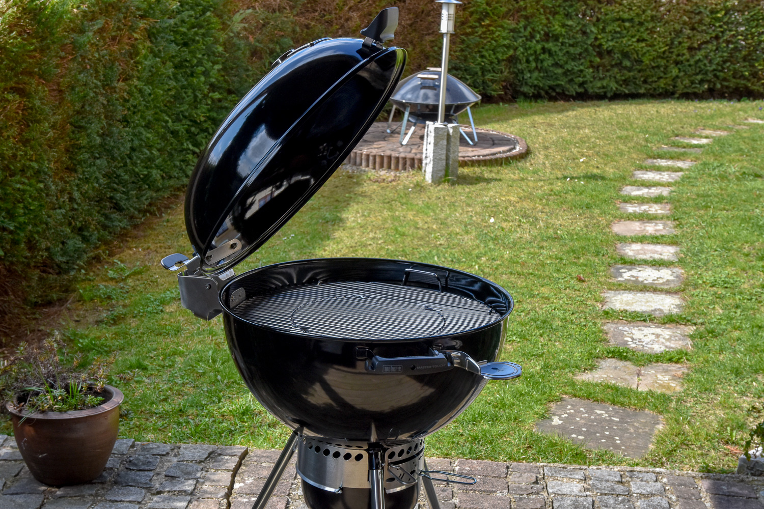 Vervormen kamp Donder Master-Touch Premium Charcoal Grill 22" - New to the USA?! | The Virtual  Weber Bulletin Board